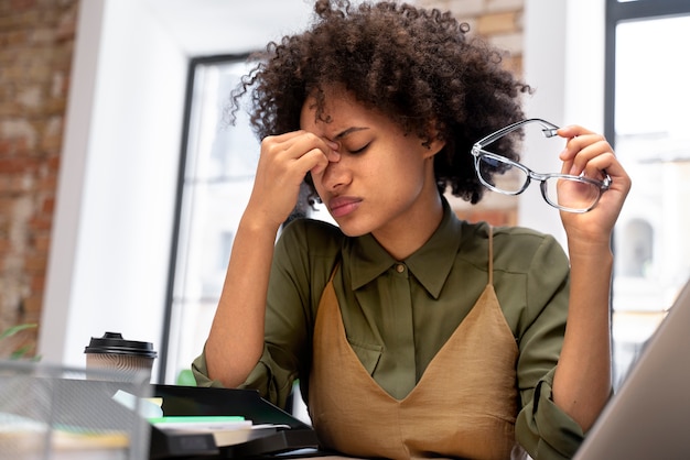 Photo gratuite gros plan sur la jeune femme d'affaires