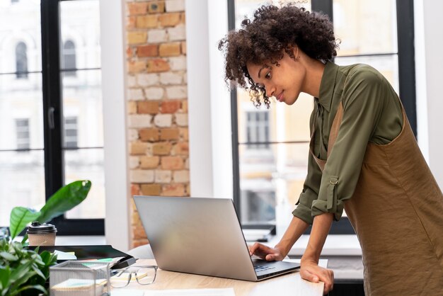 Gros plan sur la jeune femme d'affaires