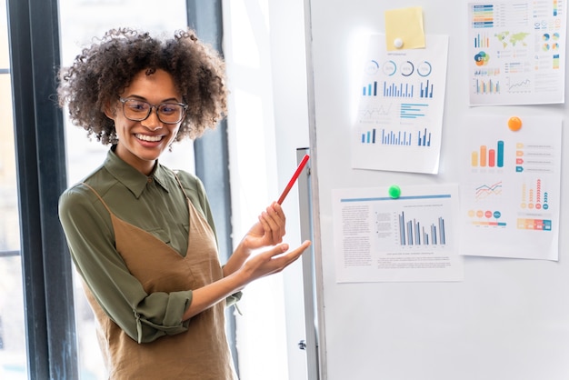 Gros plan sur la jeune femme d'affaires