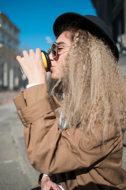 Gros plan, jeune, femme, boire, café