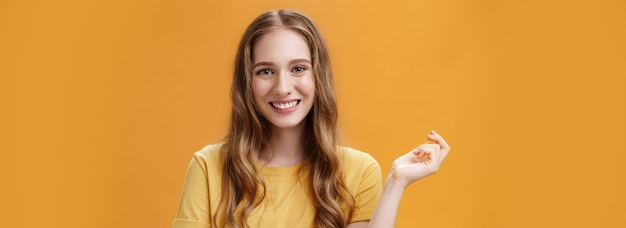 Gros plan d'une jeune femme élégante, insouciante et féminine avec une belle coiffure ondulée naturelle