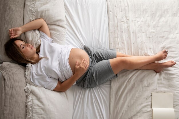 Gros plan sur une jeune femme enceinte qui dort