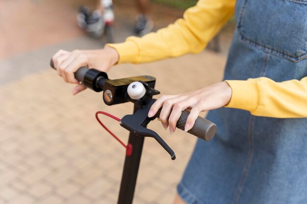 Gros plan, jeune femme, équitation, scooter