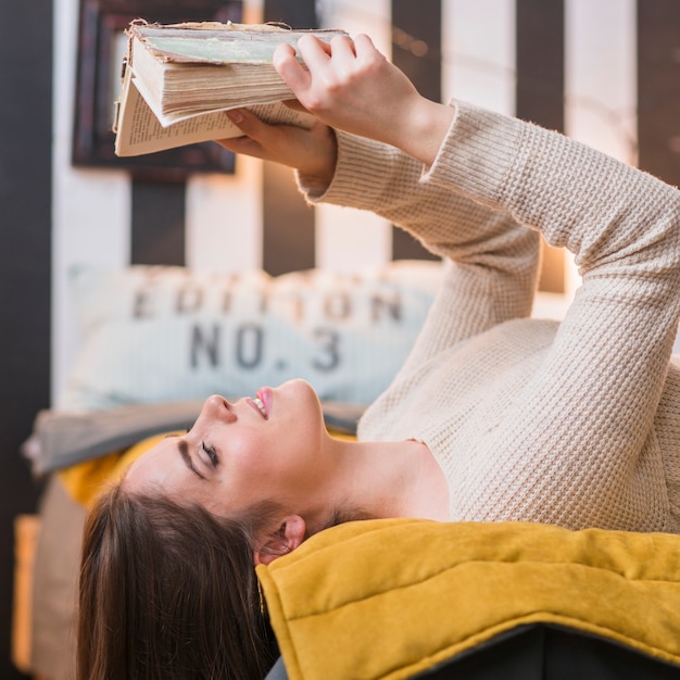 Gros plan, de, jeune femme, lecture livre