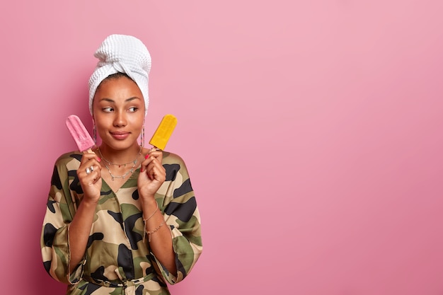 Photo gratuite gros plan sur la jeune femme portant une robe et une serviette enveloppée sur la tête