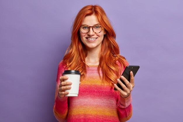 Gros plan sur une jeune femme rousse faisant des gestes