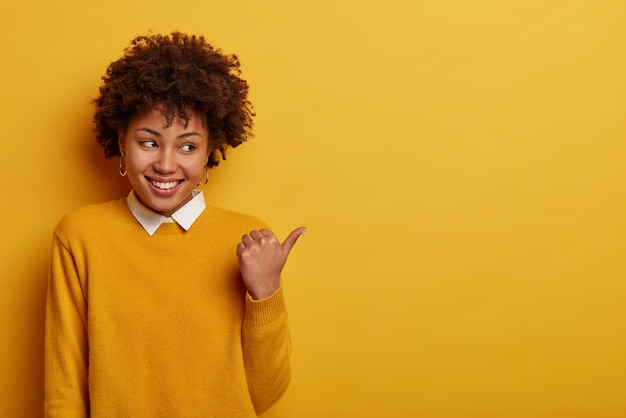 Gros plan sur jeune femme séduisante et charismatique isolée