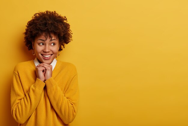 Gros plan sur jeune femme séduisante et charismatique isolée