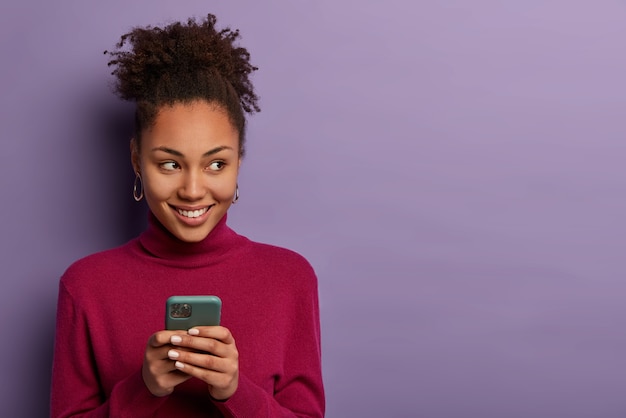 Photo gratuite gros plan sur jeune femme séduisante et charismatique isolée