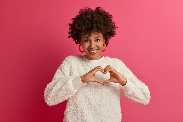 Gros Plan Sur Jeune Femme Séduisante Et Charismatique Isolée