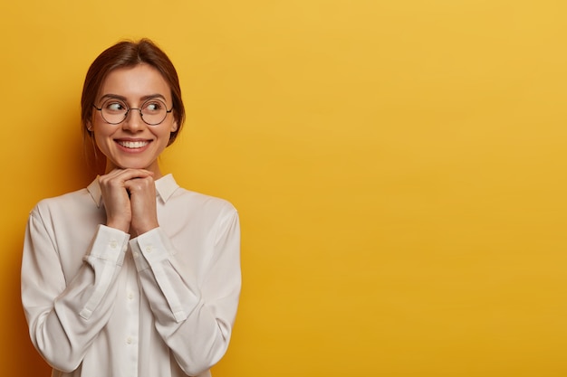 Gros plan sur jeune femme séduisante et charismatique isolée