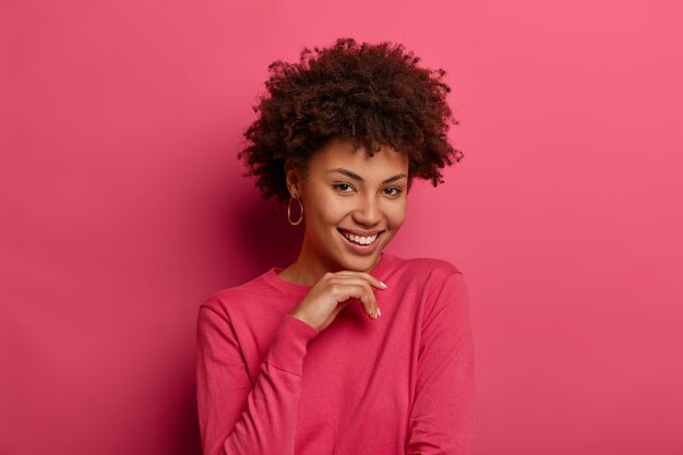 Gros plan sur jeune femme séduisante et charismatique isolée
