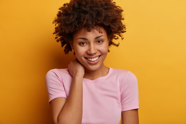 Gros plan sur jeune femme séduisante et charismatique isolée