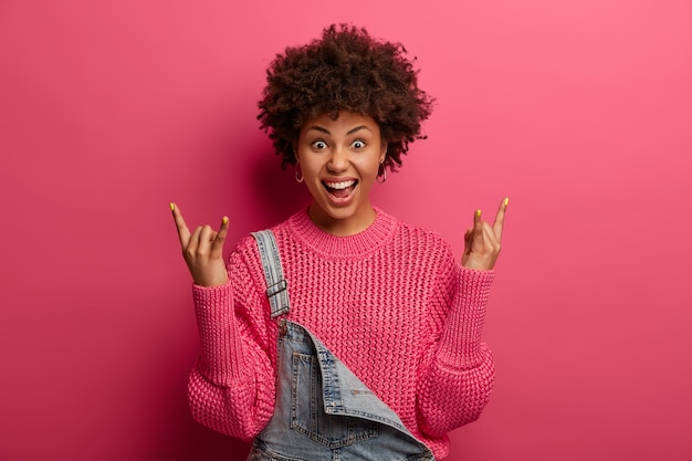 Gros plan sur jeune femme séduisante et charismatique isolée