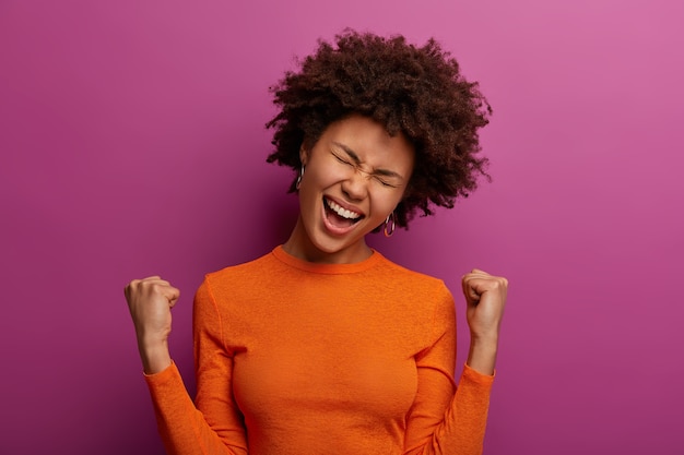 Gros plan sur jeune femme séduisante et charismatique isolée