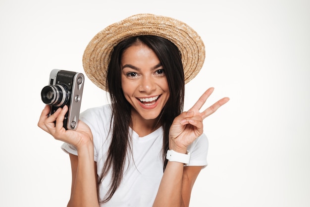 Gros plan d'une jeune femme souriante au chapeau