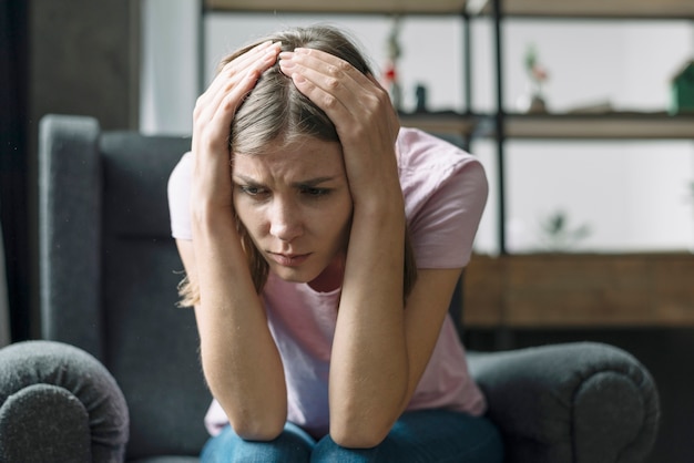 Gros plan d&#39;une jeune femme stressée