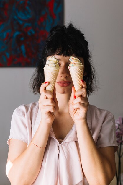 Gros Plan, Jeune, Femme, Tenue, Glace, Cônes, Devant, Elle, Yeux