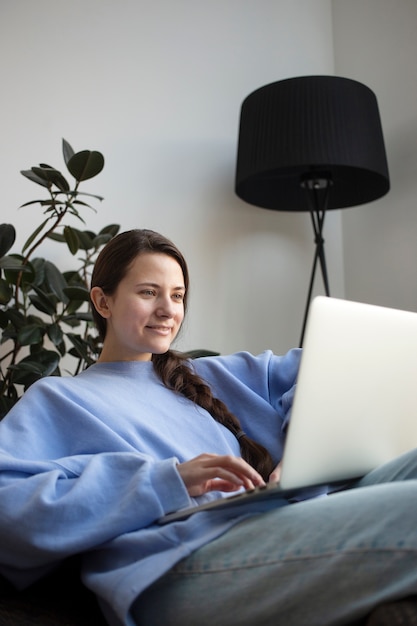 Photo gratuite gros plan sur une jeune femme travaillant à domicile