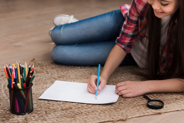 Photo gratuite gros plan, jeune fille, dessin, bibliothèque