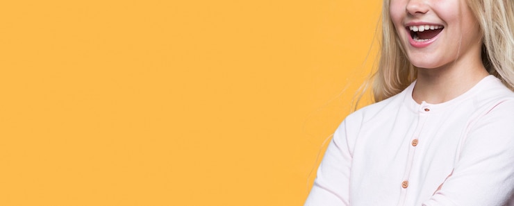 Photo gratuit gros plan jeune fille sur fond jaune