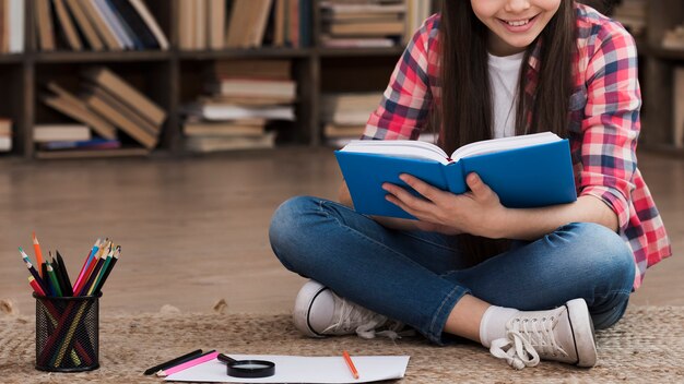 Gros plan, jeune fille, lecture roman