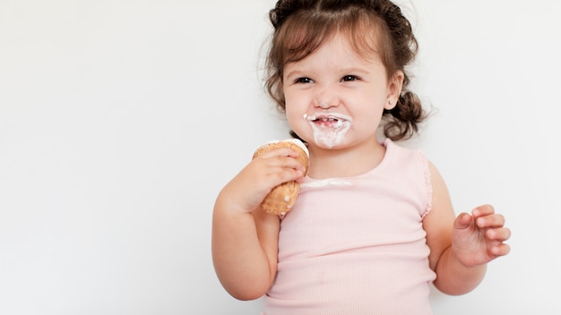 Gros plan, jeune fille, manger, glace