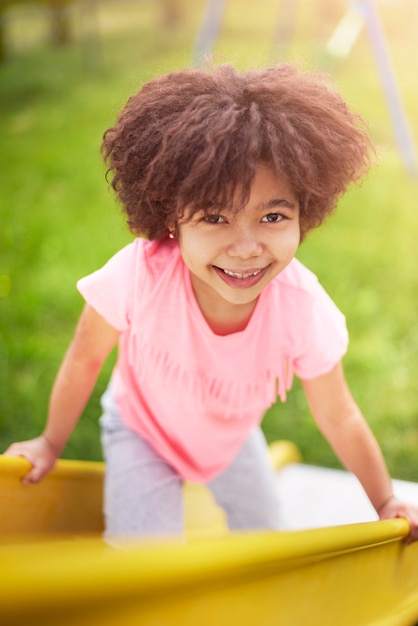 Gros plan sur jeune fille mignonne s'amusant