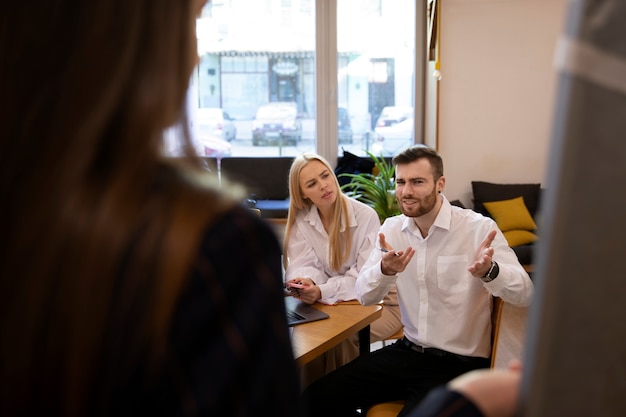 Gros plan sur un jeune homme d'affaires faisant un stage