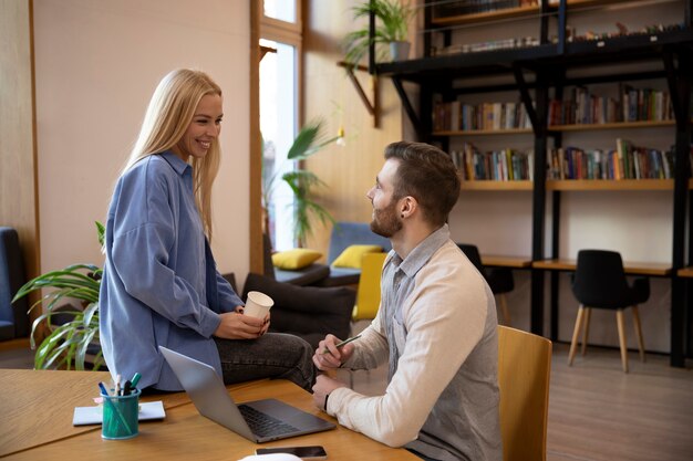 Gros plan sur un jeune homme d'affaires faisant un stage