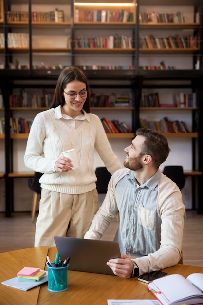 Gros plan sur un jeune homme d'affaires faisant un stage