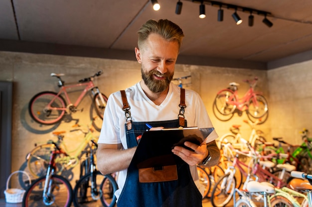 Photo gratuite gros plan sur un jeune homme d'affaires en magasin de vélos