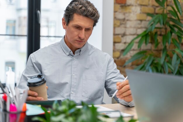 Gros plan sur le jeune homme d'affaires