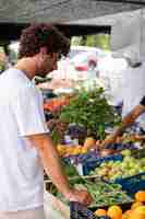 Photo gratuite gros plan sur le jeune homme au marché alimentaire