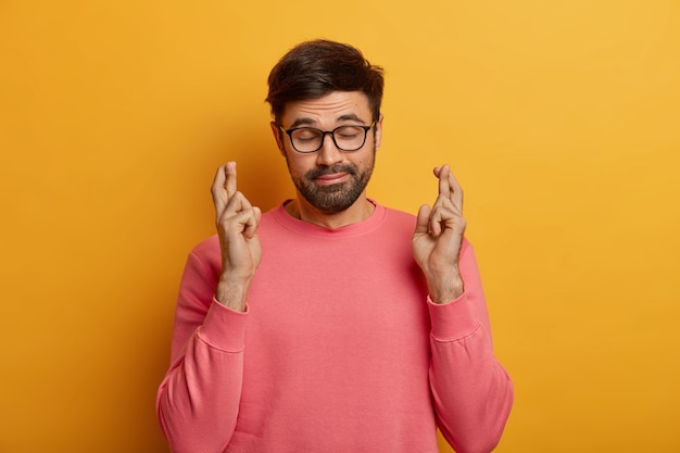 Gros plan sur le jeune homme barbu portant des lunettes isolées