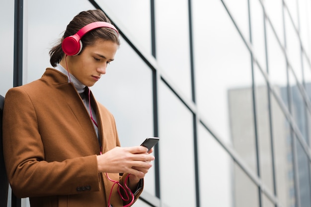 Gros plan jeune homme écoutant de la musique