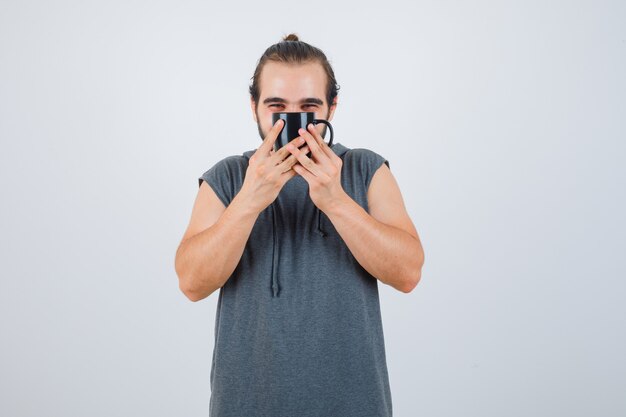 Gros plan sur le jeune homme faisant des gestes isolé