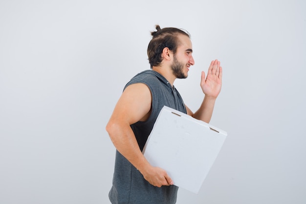 Gros plan sur le jeune homme faisant des gestes isolé