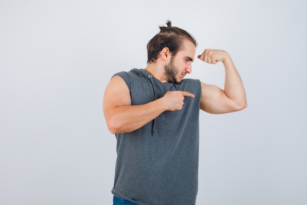 Gros Plan Sur Le Jeune Homme Faisant Des Gestes Isolé