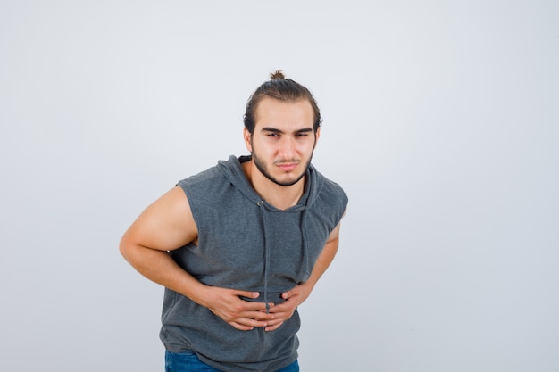 Photo gratuite gros plan sur le jeune homme faisant des gestes isolé