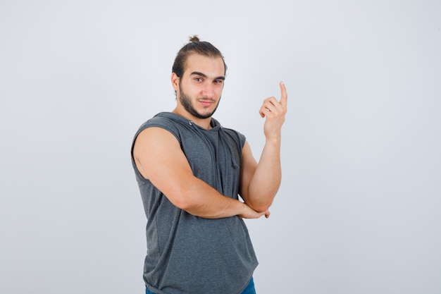 Photo gratuite gros plan sur le jeune homme faisant des gestes isolé