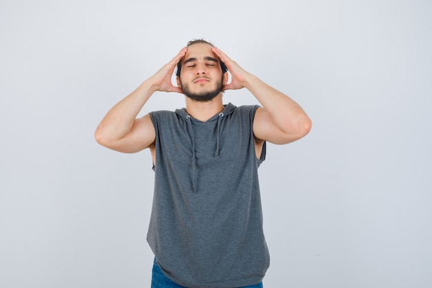 Gros plan sur le jeune homme faisant des gestes isolé