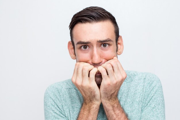 Gros plan d&#39;un jeune homme nerveux qui s&#39;effondre