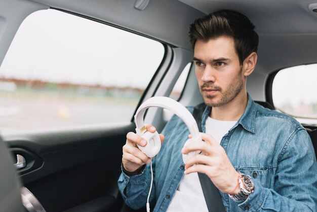 Gros plan, de, a, jeune homme, voyager, dans voiture, mettre, blanc, casque