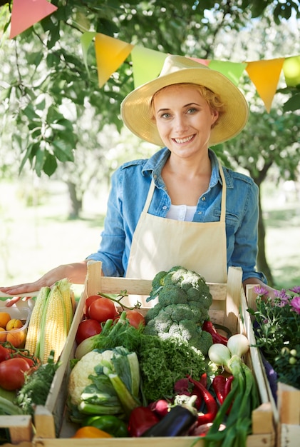 Gros plan sur le jeune jardinier vendant des produits