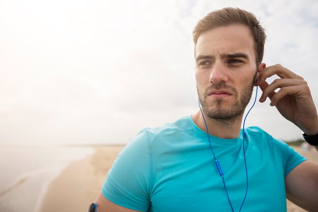 Gros plan sur la jeune personne en forme de jogging au bord de la mer