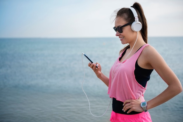 Gros plan sur la jeune personne en forme de jogging au bord de la mer