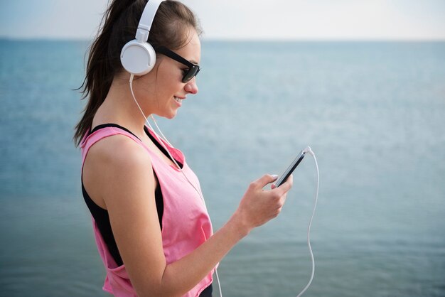 Photo gratuite gros plan sur la jeune personne en forme de jogging au bord de la mer