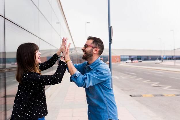 Gros plan, de, jeune souriant, couple, tapoter, mains