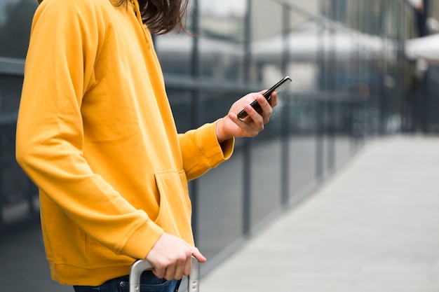 Gros plan jeune voyageur vérifiant son téléphone